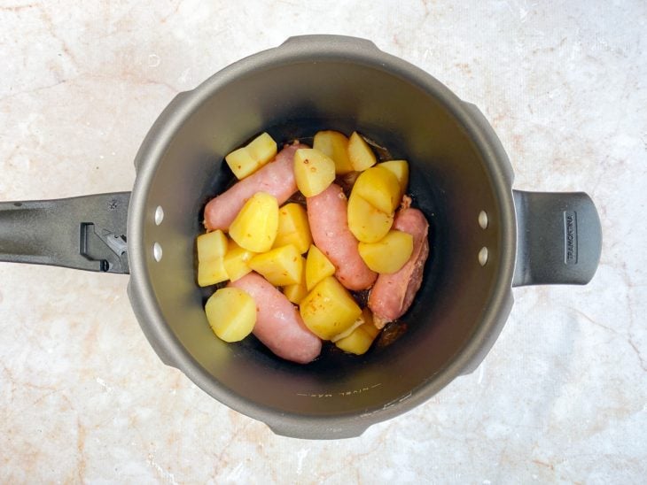 Ingredientes na panela de pressão após tempo de cozimento.