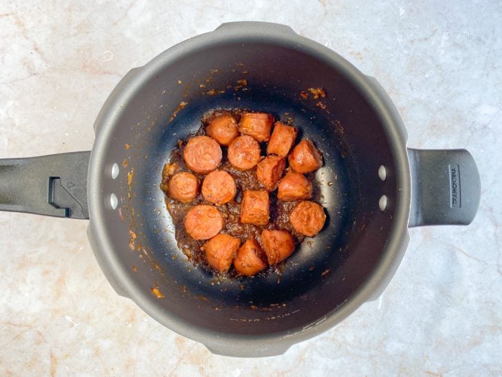 Linguiça dourada no fundo da panela.