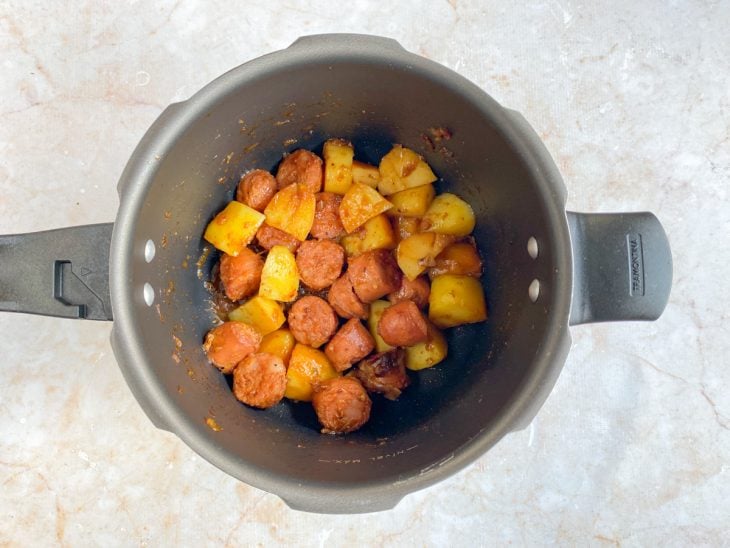 Batatas colocadas novamente na panela.
