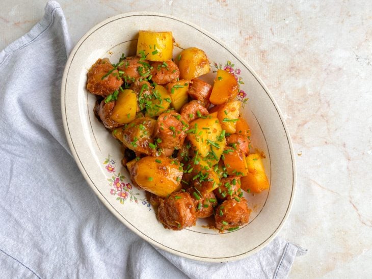Linguiça toscana na panela de pressão com batata pronta para servir.