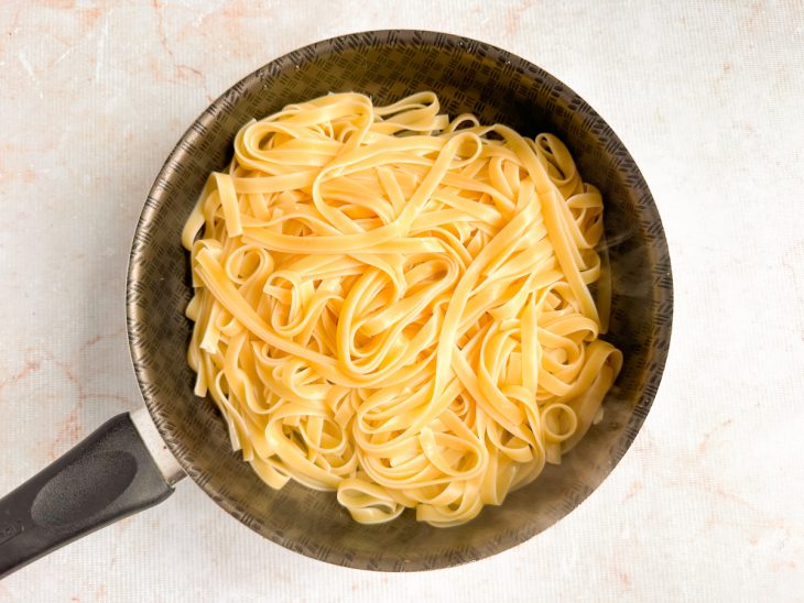 Massa escorrida sendo transferida ainda quente para a panela.