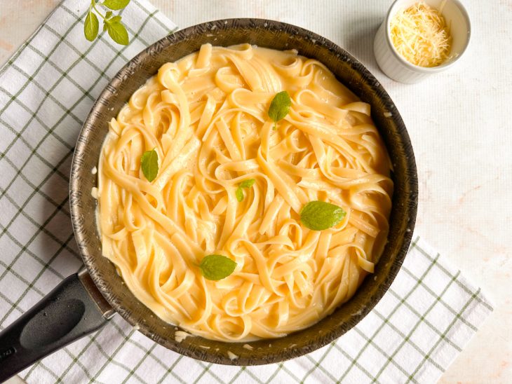 Molho liso e bem aderido à massa, mostrando o ponto correto.