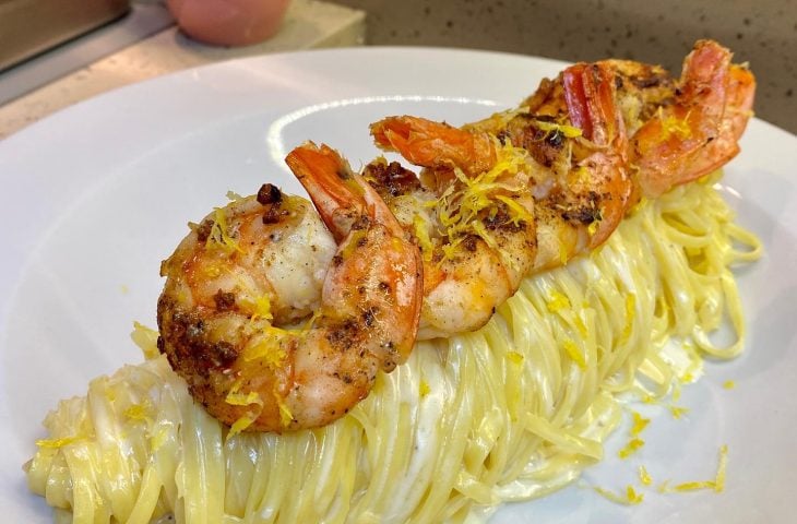 Linguine ao molho de limão-siciliano com camarão