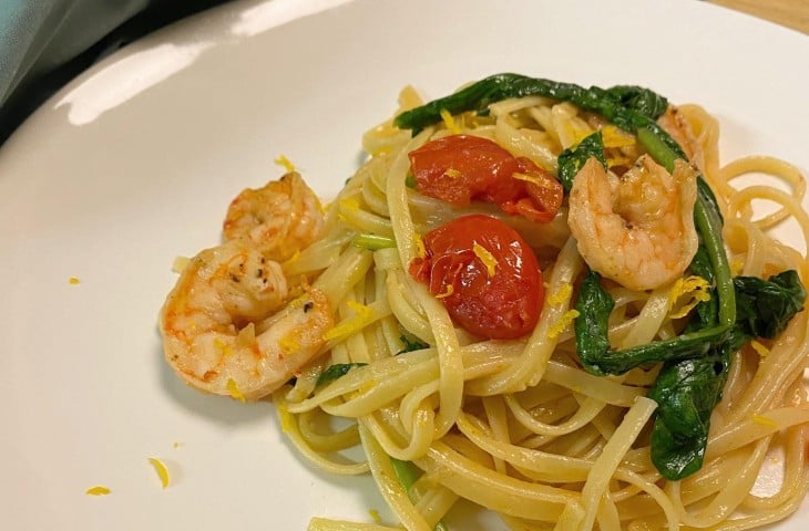 Linguine com camarão e rúcula