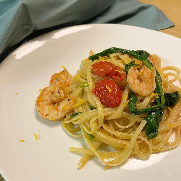 Linguine com camarão e rúcula