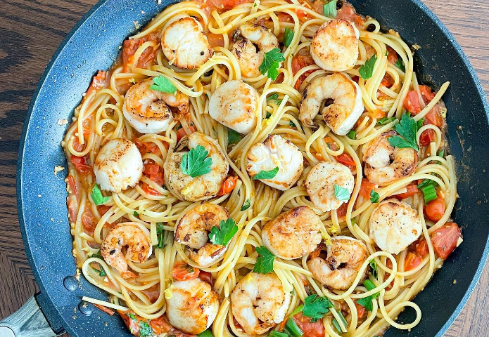 Linguine com vieiras e camarão