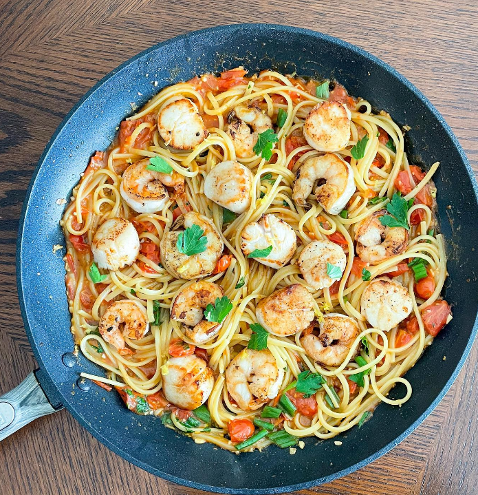 Linguine com vieiras e camarão