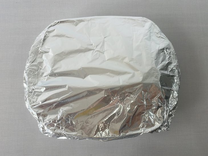 Lombo na travessa coberto com papel alumínio.