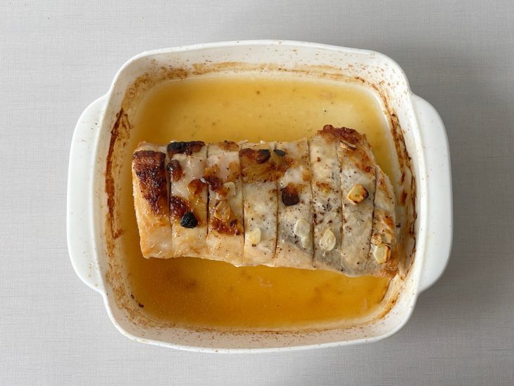 Lombo após o tempo de forno e semi cortado.