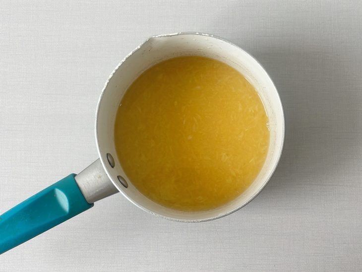 Amido e suco de laranja na panela.
