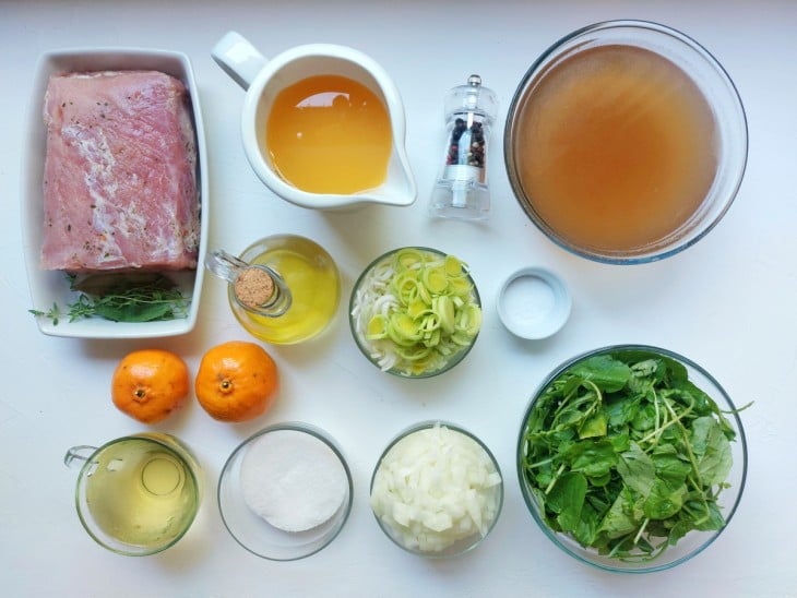 Ingredientes do lombo suíno ao molho de vinho do porto reunidos.