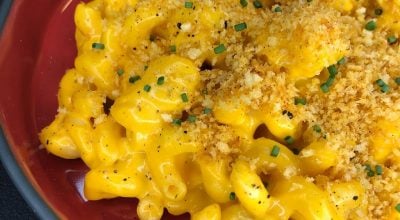 Mac & cheese com farofa crocante