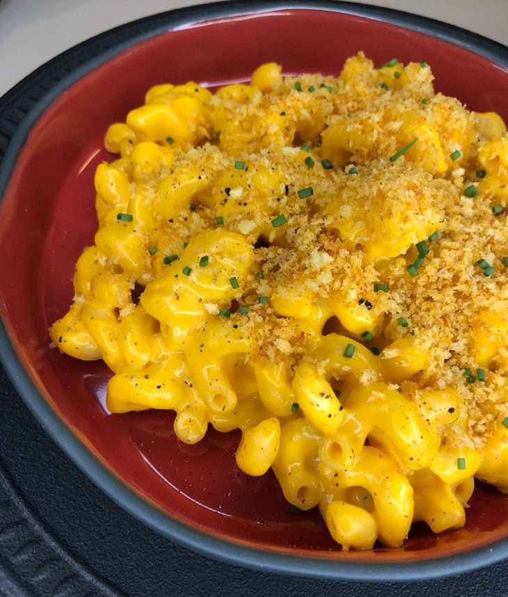 Mac & cheese com farofa crocante