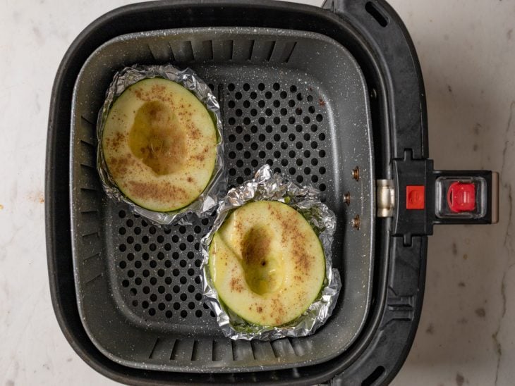 Maçã com manteiga e canela na cestinha da air fryer.