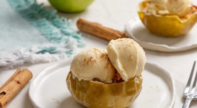 Maçã assada com sorvete na air fryer