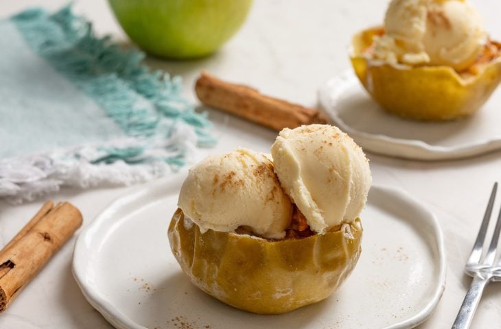 Maçã assada com sorvete na air fryer