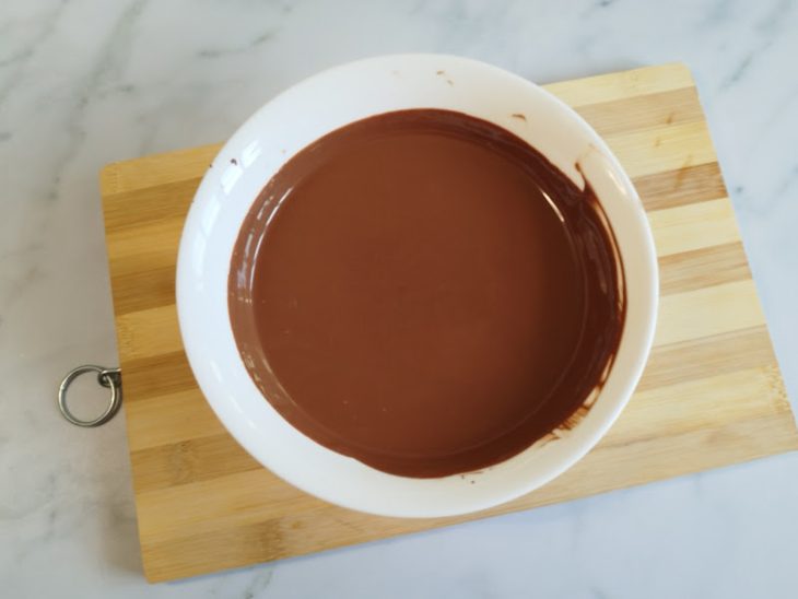 Um recipiente com chocolate derretido.