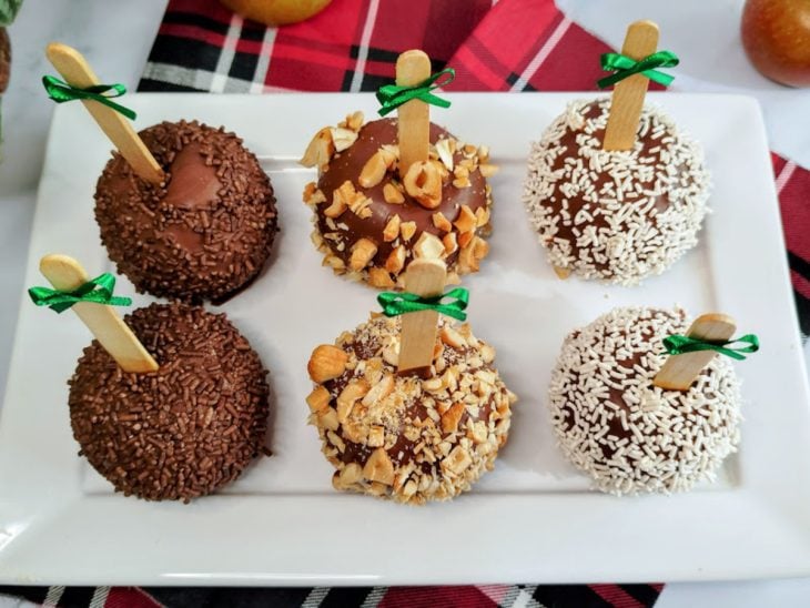 Um prato contendo maçã do amor de chocolate.