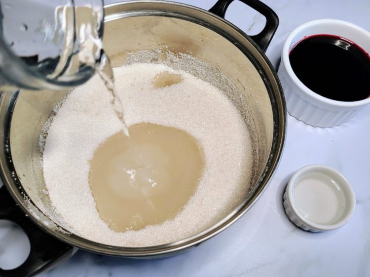 Recipientes com açúcar, vinagre, groselha e água.