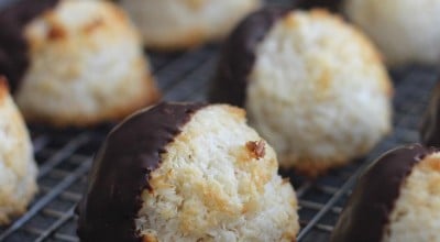 Macaroons de coco com chocolate