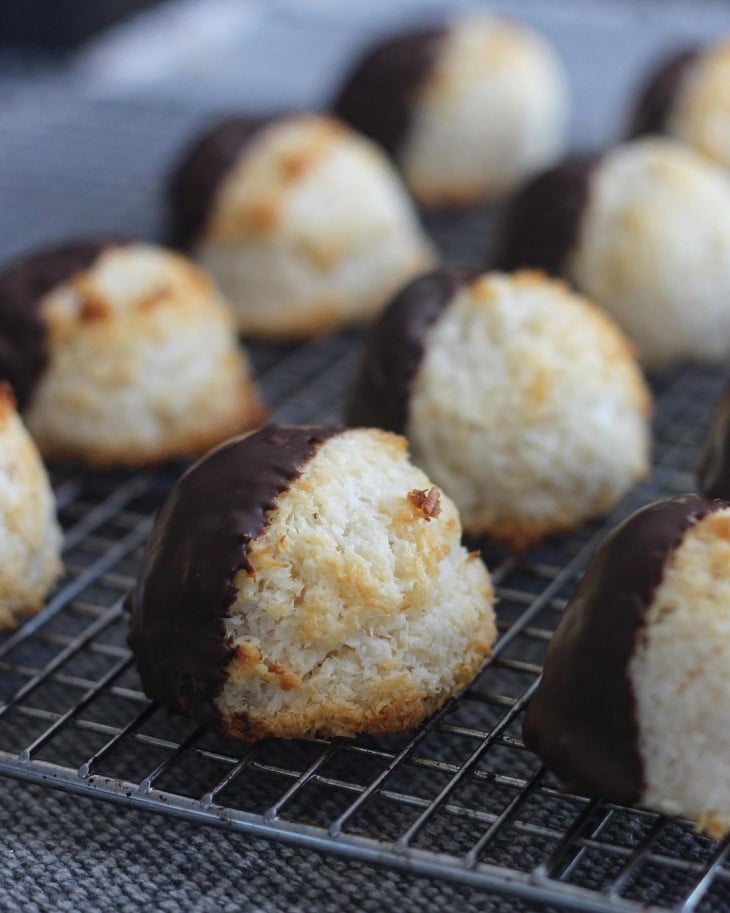 Macaroons de coco com chocolate
