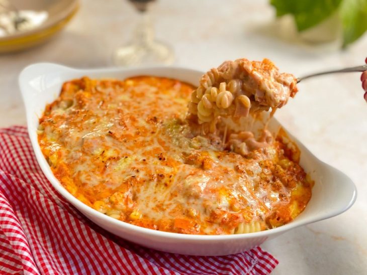 Macarrão de forno pronto para consumo em um refratário.