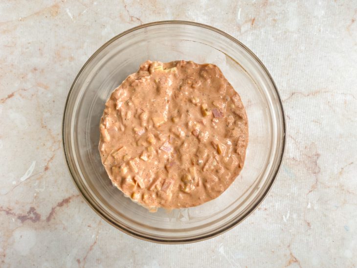 Mistura dos ingredientes em uma tigela.