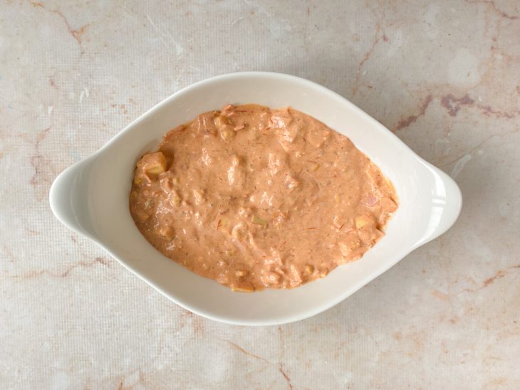 Metade do molho no fundo do refratário.