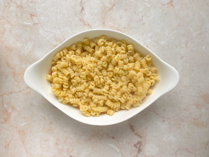 Macarrão cozido em uma tigela.