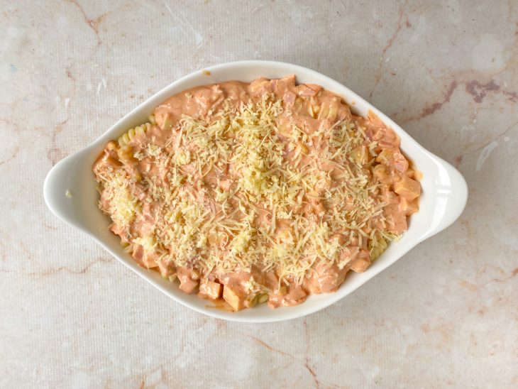 Mussarela salpicada por cima do molho.