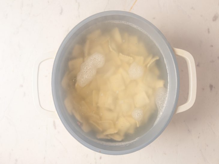 Raviolis cozidos na panela.