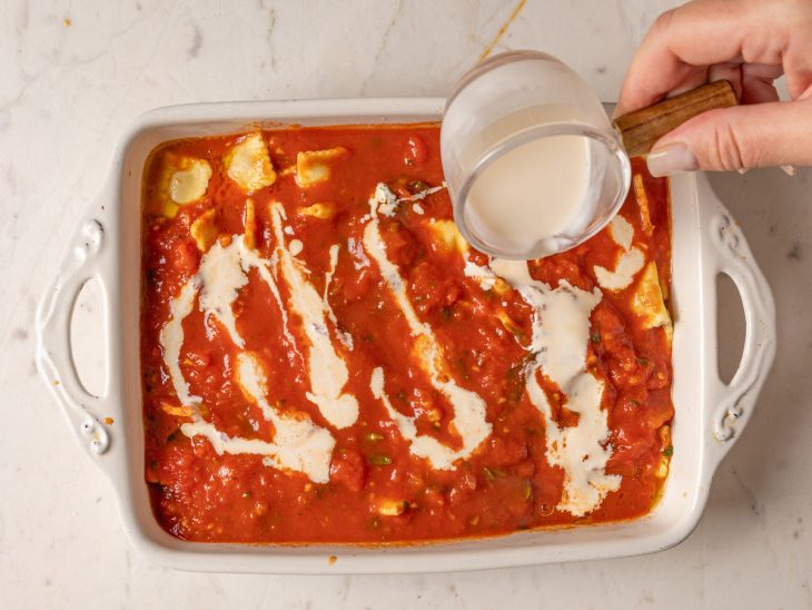 Creme de leite adicionado à travessa.