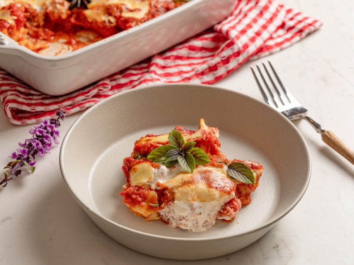 Porção individual de macarrão pronta para consumo.