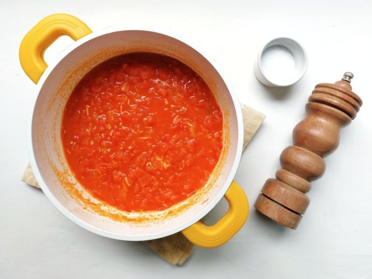 Molho de tomate com sal e pimenta-do-reino.