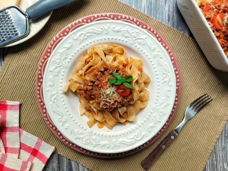 Um prato contendo macarrão à bolonhesa.