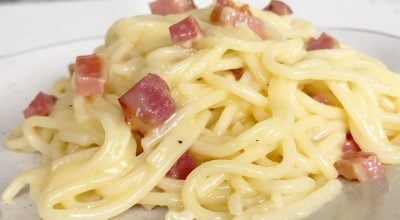 Macarrão à carbonara com bacon