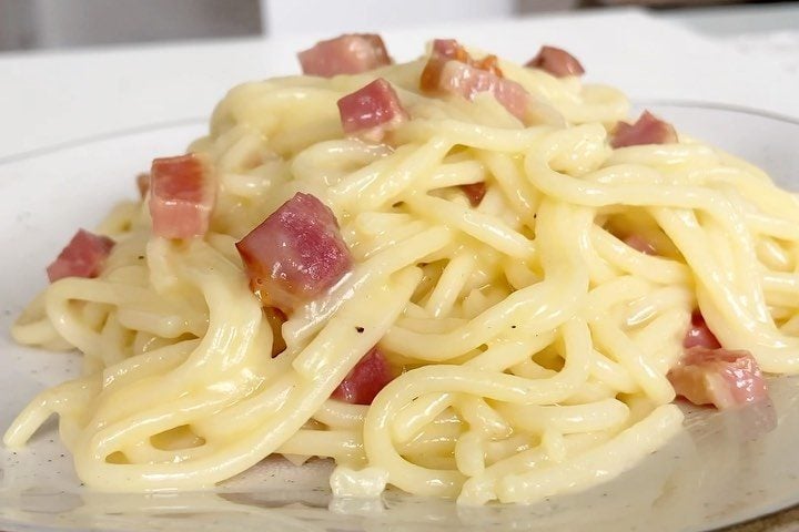 Macarrão à carbonara com bacon