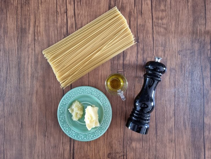 Todos os ingredientes do macarrão alho e óleo reunidos na bancada.