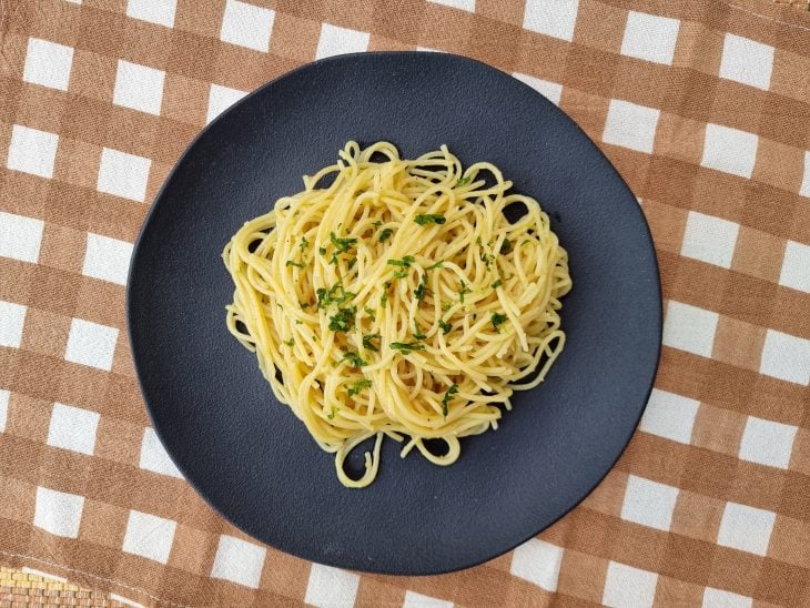 Macarrão alho e óleo finalizado com cebolinha.