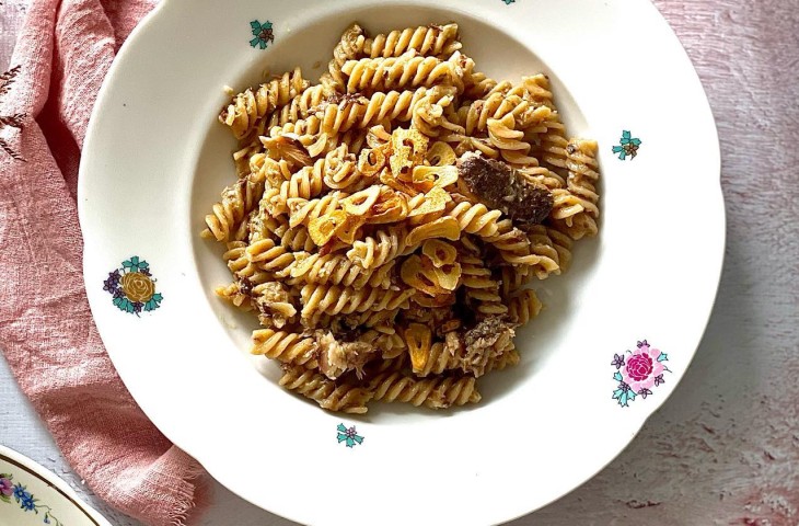 Macarrão alho e óleo com sardinha