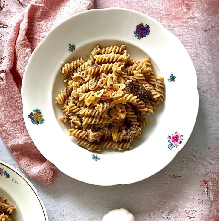 Macarrão alho e óleo com sardinha