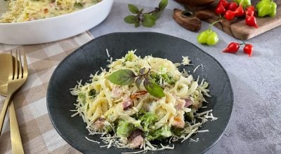 Macarrão ao molho branco com brócolis e bacon