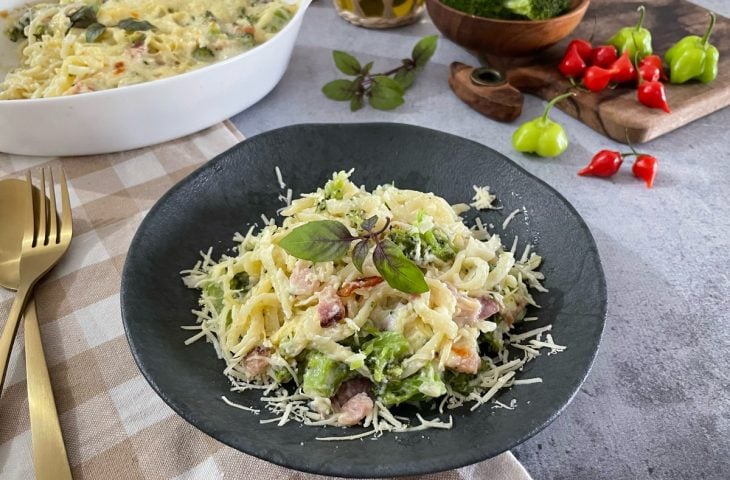 Macarrão ao molho branco com brócolis e bacon