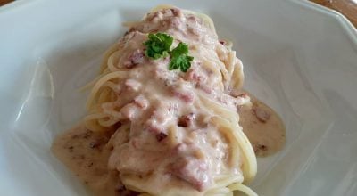 Macarrão ao molho branco com calabresa