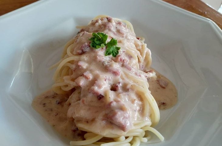 Macarrão ao molho branco com calabresa