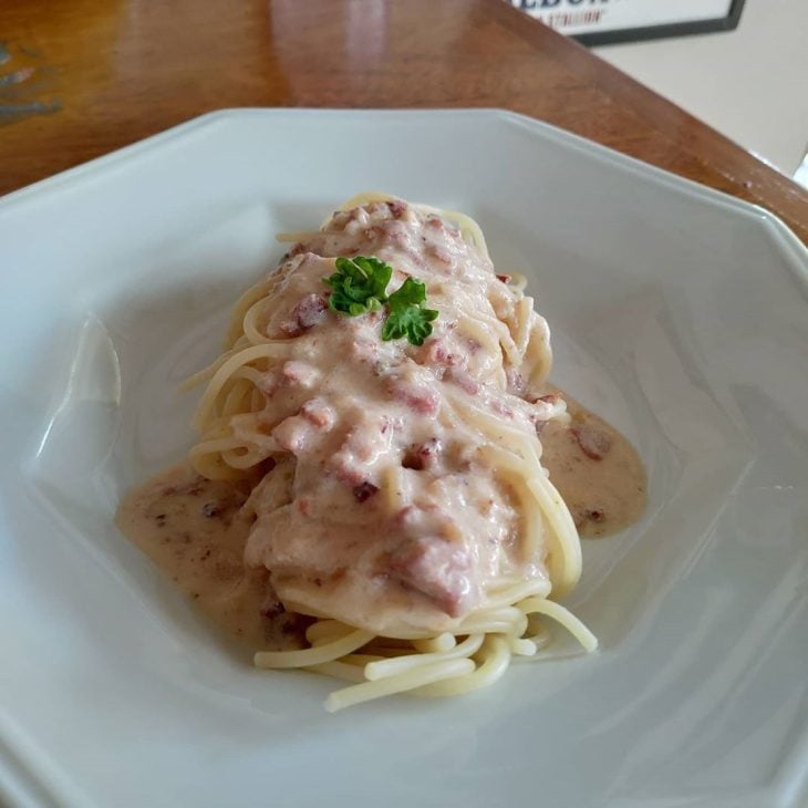 Macarrão ao molho branco com calabresa