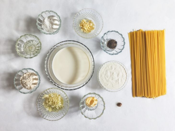 Ingredientes para a receita reunidos em uma bancada.