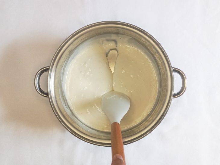 Molho branco no ponto adequado na panela.