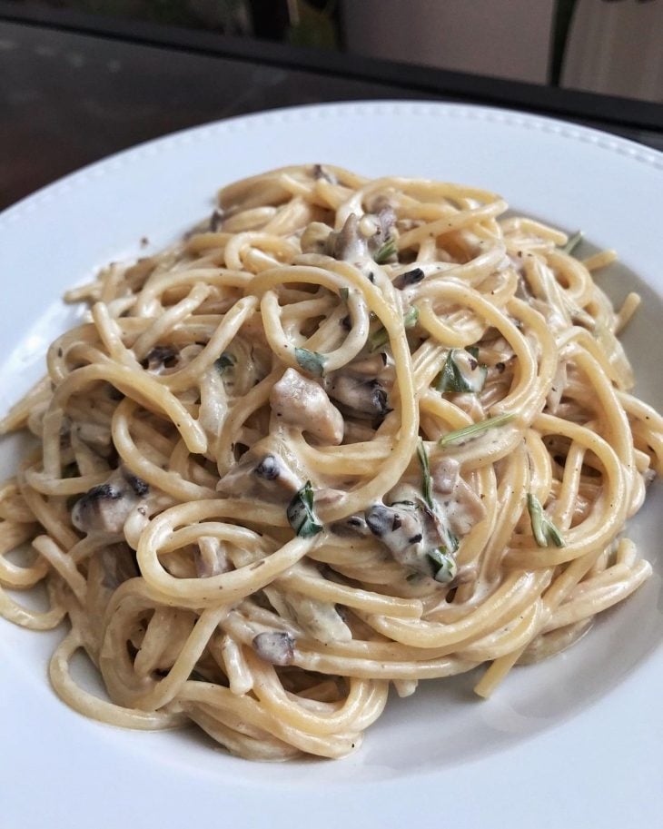 Macarrão ao molho branco vegano com ragu de cogumelos