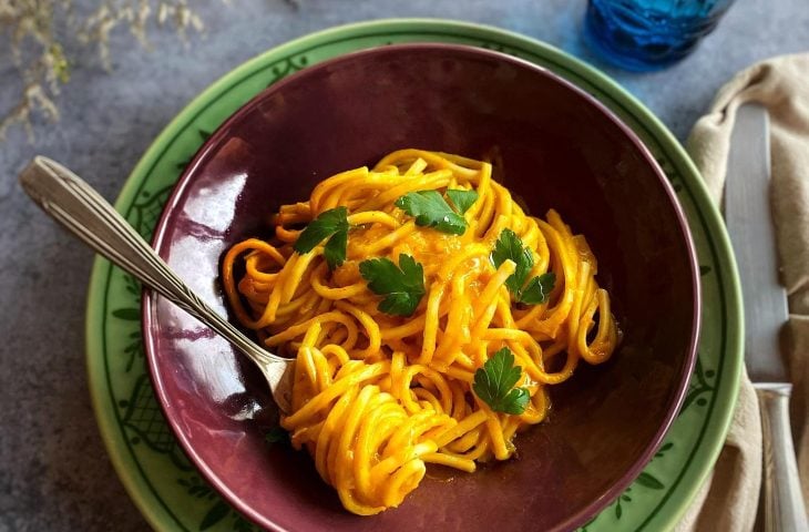 Macarrão ao molho de abóbora e leite de coco